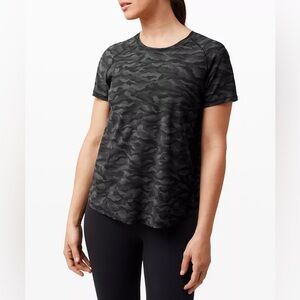 Lululemon women’s 6 camouflage Quick Pace crewneck performance top EUC